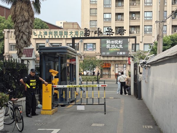 港盛国际 离医院太近的烦恼：清晨起大门口便水泄不通，徐汇一小区居民有家难回