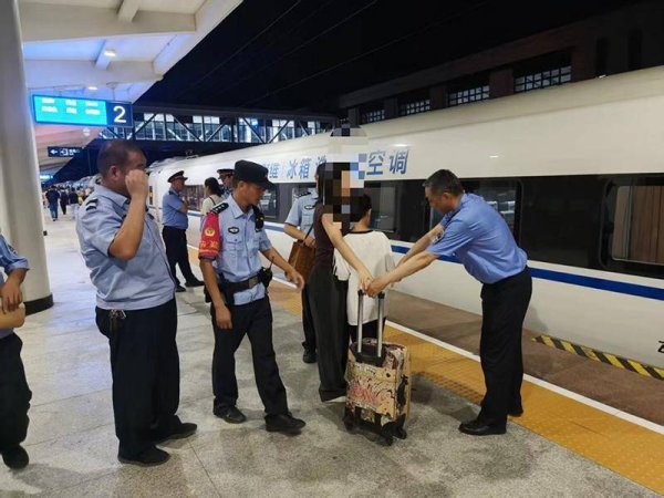 富灯网配资 儿童乘高铁走失 铁路民警接力找回